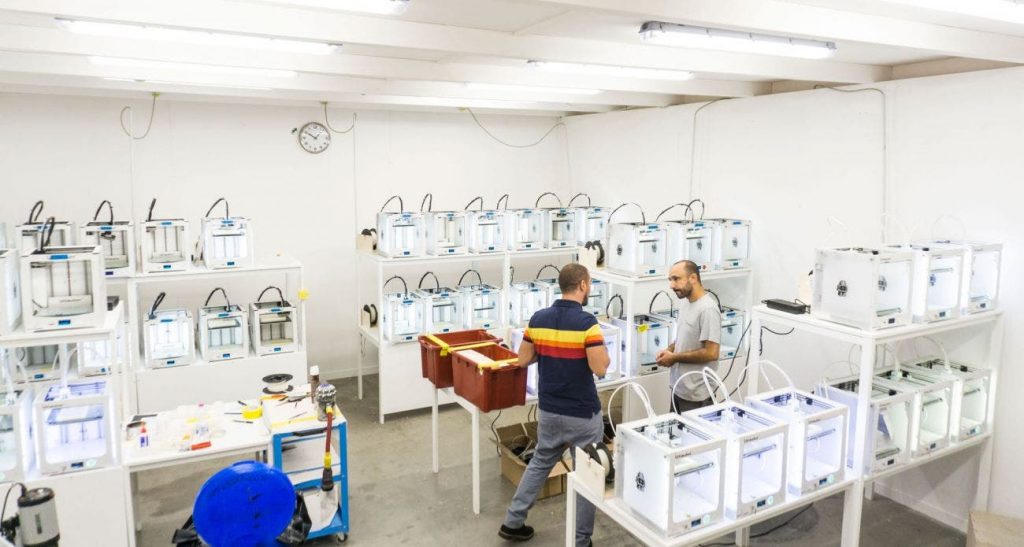 production floor full of Ultimaker 3d printers