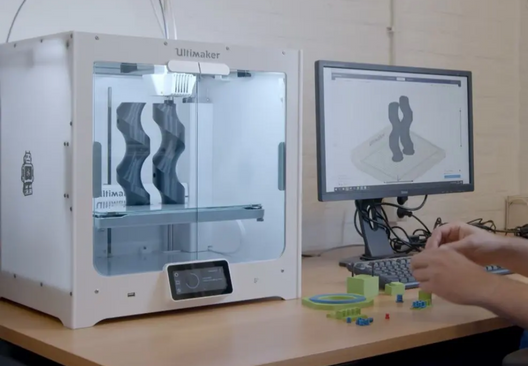 Ultimaker S5 printer on the desktop with computer software