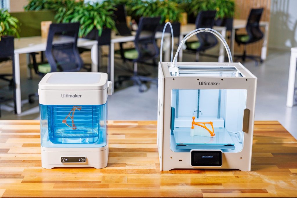 An ultimaker 3d printer and a PVA removal station sat next to it on the desktop.