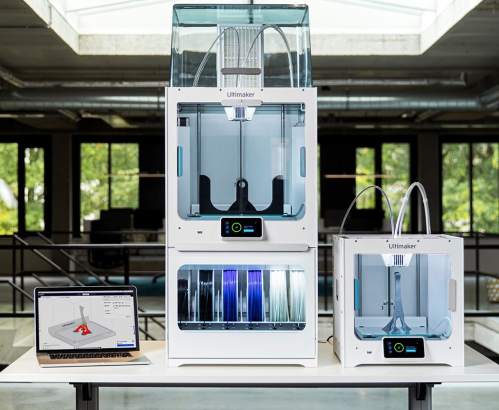 Ultimaker S5 and S7 next to a laptop with the software running.