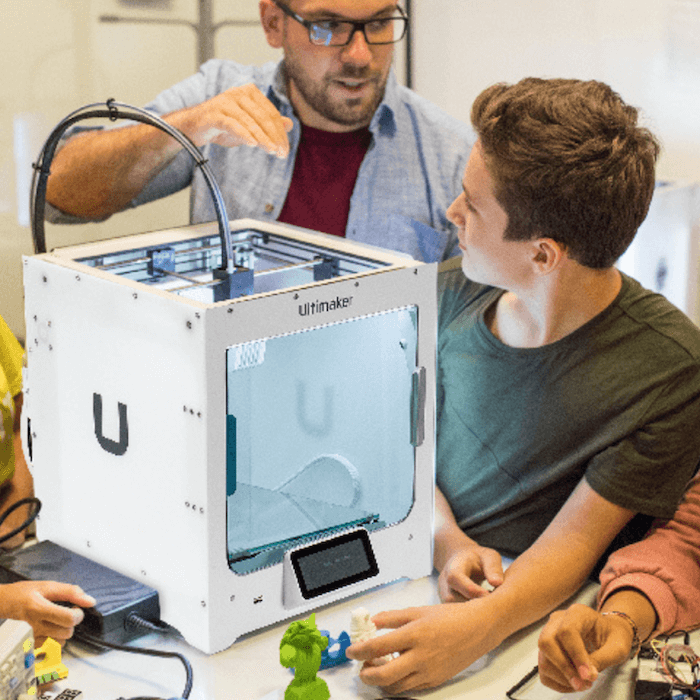 An Ultimaker being used to teach students.